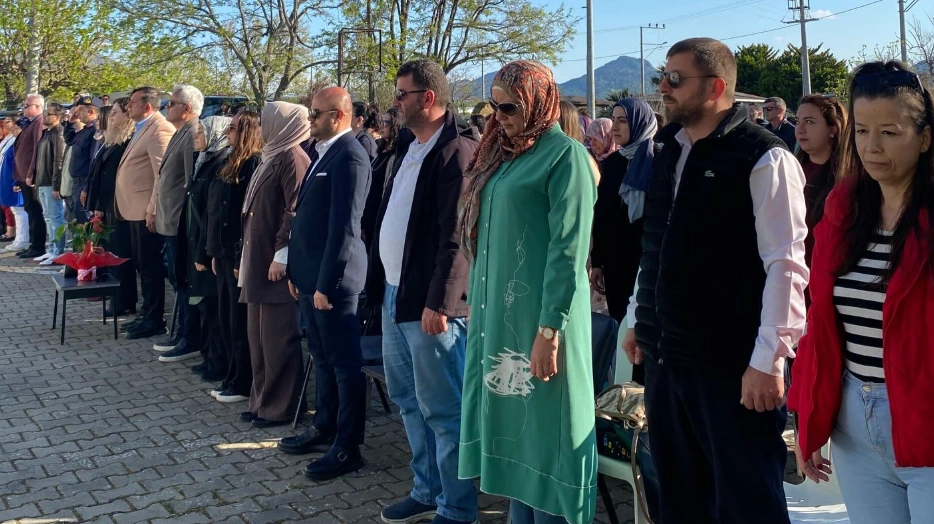 Gökçeada Belediye Başkanı Bülent Ecevit Atalay, Yeni Bademli İlkokulu'ndaki 23 Nisan programına katıldı. Öğrencilerin sergilediği gösteriler büyük beğeni topladı.