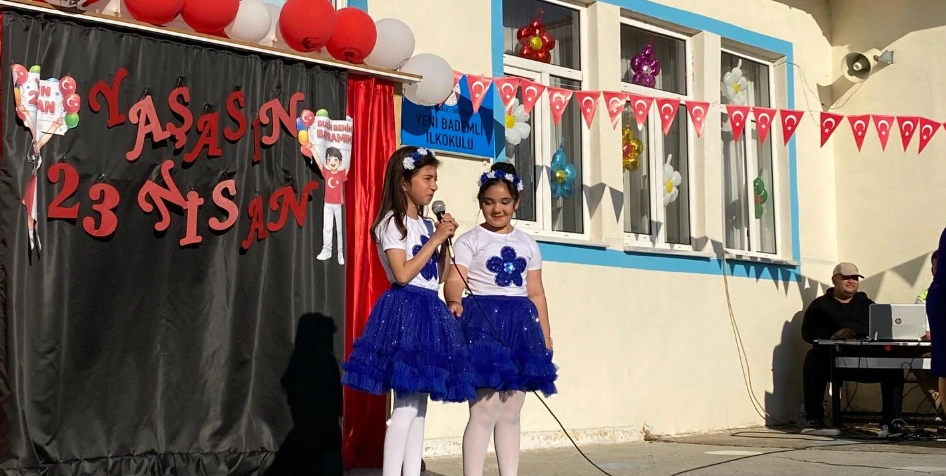 Gökçeada Belediye Başkanı Bülent Ecevit Atalay, Yeni Bademli İlkokulu'ndaki 23 Nisan programına katıldı. Öğrencilerin sergilediği gösteriler büyük beğeni topladı.