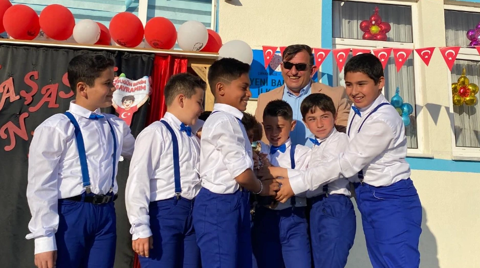 Gökçeada Belediye Başkanı Bülent Ecevit Atalay, Yeni Bademli İlkokulu'ndaki 23 Nisan programına katıldı. Öğrencilerin sergilediği gösteriler büyük beğeni topladı.