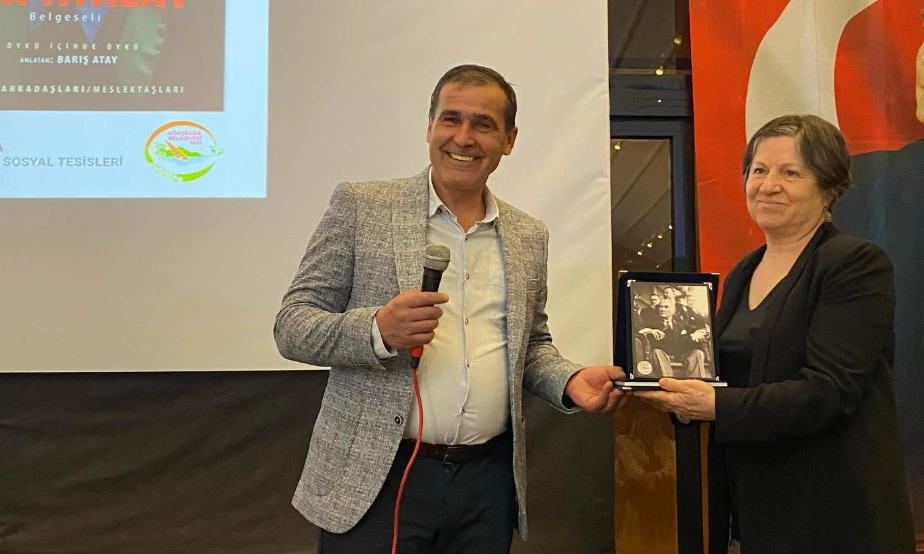 Gökçeada Belediyesi'nin düzenlediği Can Atalay belgesel gösterimi yoğun ilgi gördü. Şükran Atalay'ın katıldığı anlamlı gecenin tüm detayları haberimizde.