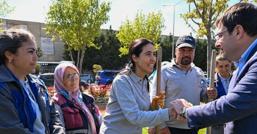 Çanakkale Belediyesi, Prof. Dr. Halet Çambel Sağlıklı Yaşam Parkı’nda fidanları toprakla buluşturdu. Avustralya Büyükelçiliği iş birliğiyle düzenlenen ağaçlandırma projesinin detayları haberimizde.