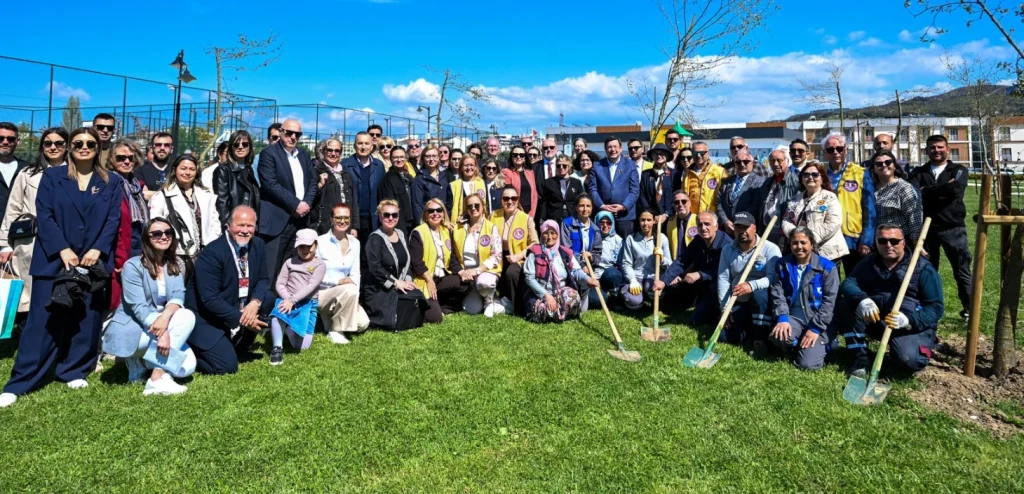 Çanakkale Belediyesi, Prof. Dr. Halet Çambel Sağlıklı Yaşam Parkı’nda fidanları toprakla buluşturdu. Avustralya Büyükelçiliği iş birliğiyle düzenlenen ağaçlandırma projesinin detayları haberimizde.