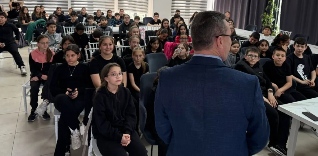 Havsa Belediyesi, 23 Nisan Çocuk Bayramı haftasında miniklere özel diş sağlığı eğitimi verdi. Kitap Cafe'deki etkinliğin detayları ve uzman önerileri haberimizde.