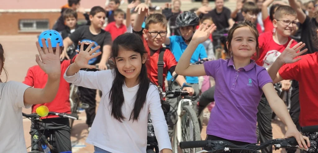 Havsa Belediyesi, 23 Nisan etkinlikleri kapsamında çocuklar için Bisiklet Turu düzenledi. Başkan Hüseyin Özden ve Kaymakam Aksoy'un katılımıyla pedallar neşeyle döndü.