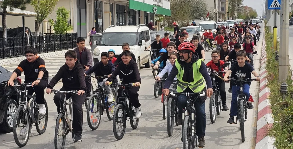 Havsa Belediyesi, 23 Nisan etkinlikleri kapsamında çocuklar için Bisiklet Turu düzenledi. Başkan Hüseyin Özden ve Kaymakam Aksoy'un katılımıyla pedallar neşeyle döndü.