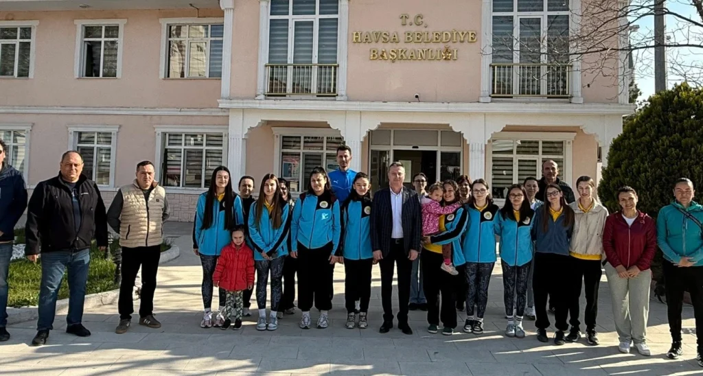 Havsa Belediyesi voleybol takımı Edirne şampiyonu olarak Çanakkale yoluna çıktı. Belediye Başkanlığı, genç yeteneklerin başarıya koşması için desteğini sürdürüyor.