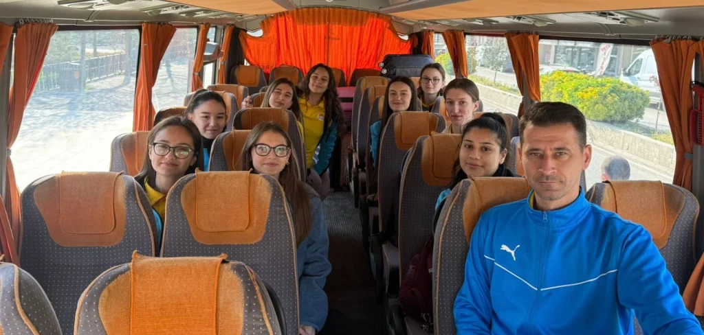 Havsa Belediyesi voleybol takımı Edirne şampiyonu olarak Çanakkale yoluna çıktı. Belediye Başkanlığı, genç yeteneklerin başarıya koşması için desteğini sürdürüyor.