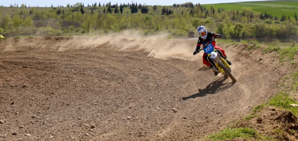 Hayrabolu'da motor sesleri yükseliyor! Türkiye Motokros Şampiyonası'nda sıralama turları büyük heyecana sahne oldu. Yarınki final yarışları öncesi tüm detaylar burada. Hayrabolu Haberler