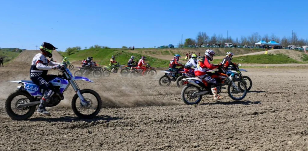 Hayrabolu'da motor sesleri yükseliyor! Türkiye Motokros Şampiyonası'nda sıralama turları büyük heyecana sahne oldu. Yarınki final yarışları öncesi tüm detaylar burada. Hayrabolu Haberler