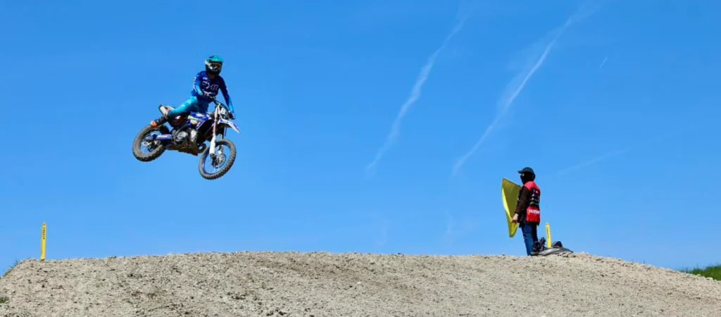 Hayrabolu'da motor sesleri yükseliyor! Türkiye Motokros Şampiyonası'nda sıralama turları büyük heyecana sahne oldu. Yarınki final yarışları öncesi tüm detaylar burada. Hayrabolu Haberler