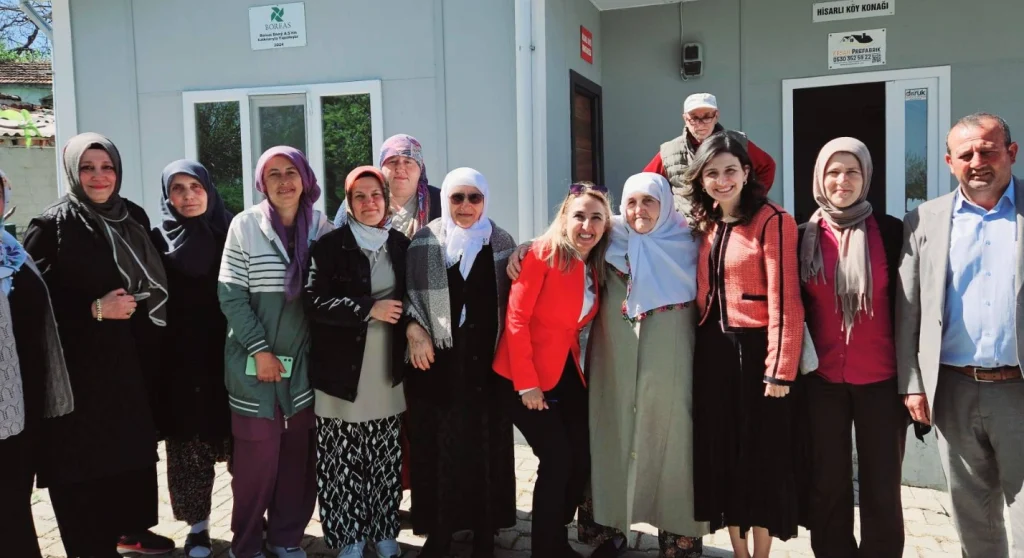 Enez Kaymakamı Merve Ayık, Hisarlı Köyü sakinlerini evlerinde ziyaret ederek vatandaşla buluştu. Enez Kaymakamlığı'nın gönül köprüleri kuran ziyaret detayları burada. enez haberler