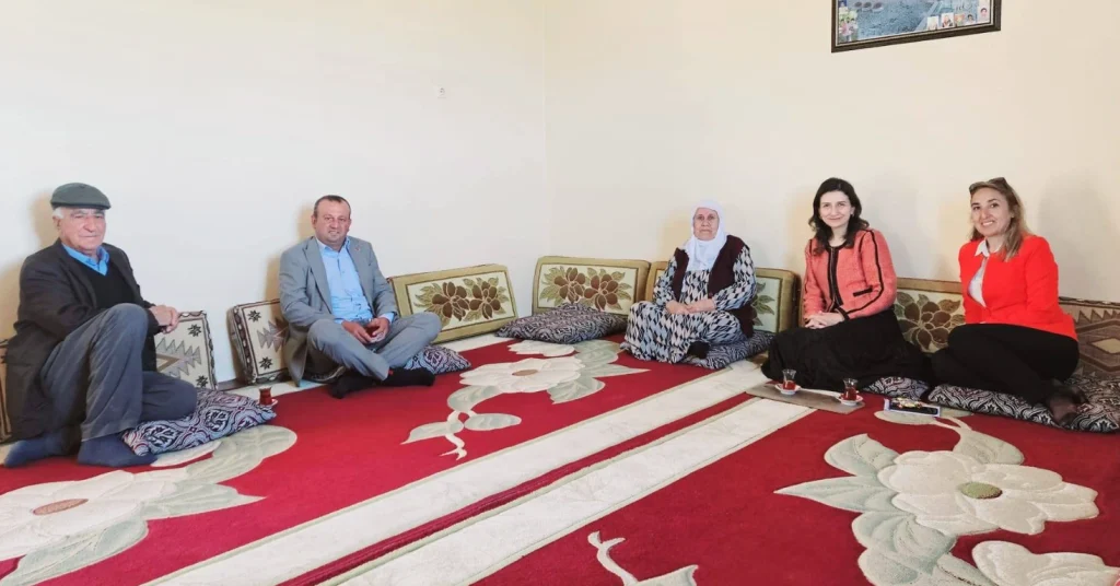 Enez Kaymakamı Merve Ayık, Hisarlı Köyü sakinlerini evlerinde ziyaret ederek vatandaşla buluştu. Enez Kaymakamlığı'nın gönül köprüleri kuran ziyaret detayları burada. enez haberler