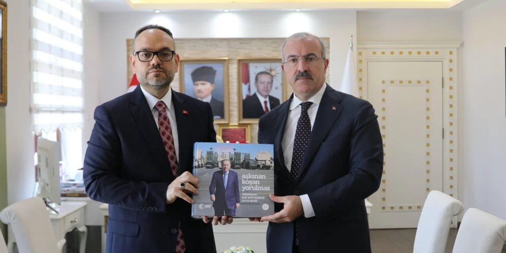 İletişim Başkan Yardımcısı İlhami Giray Şahin ve heyeti, Çanakkale Valisi Doç. Dr. Ömer Toraman ile buluştu. Kentin basın ve yayın vizyonu değerlendirildi.