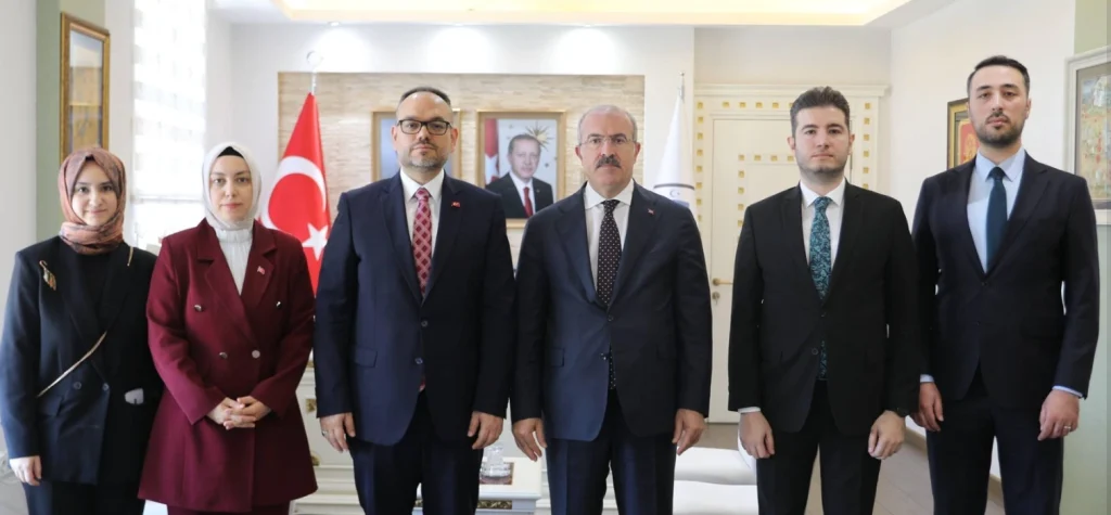 İletişim Başkan Yardımcısı İlhami Giray Şahin ve heyeti, Çanakkale Valisi Doç. Dr. Ömer Toraman ile buluştu. Kentin basın ve yayın vizyonu değerlendirildi.