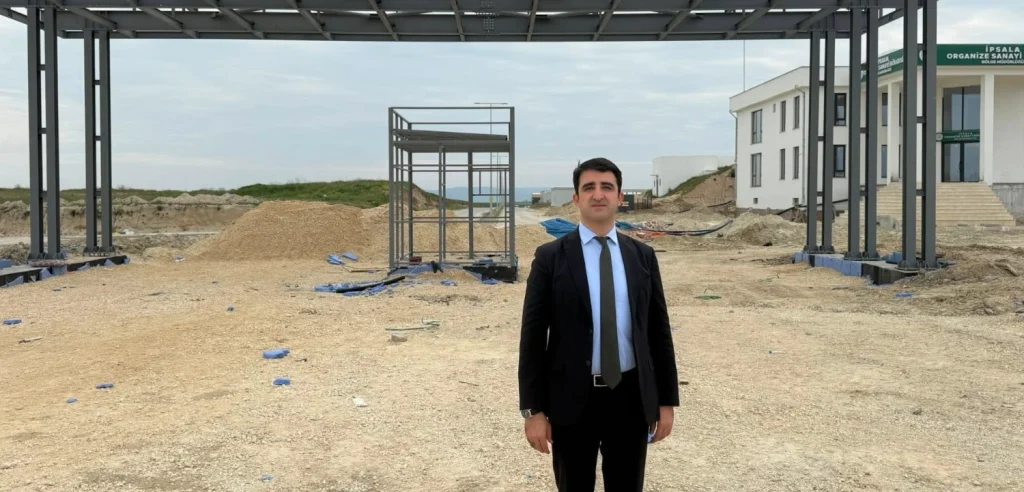 İpsala OSB'de dev giriş takı yükseliyor. Kaymakam Ömer Sevgili, fabrikaların inşaat sürecini denetleyerek istihdam vurgusu yaptı. İpsala sanayiyle şahlanıyor.