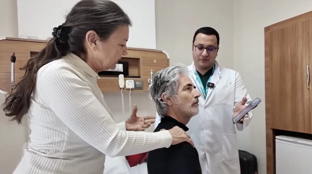 Şanlıurfa'da şiddetli ağrıyla hastaneye başvuran İspanyol turist, başarılı bir apandisit ameliyatı ile hayata tutundu. Yapay zeka destekli çeviriyle tedavi süreci tamamlandı.