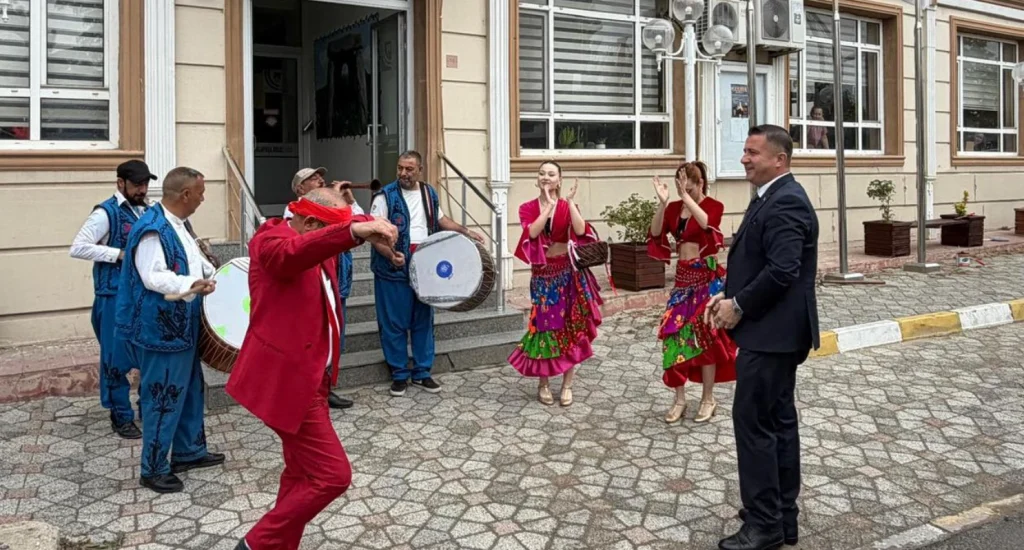 Lalapaşa'da Kakava coşkusu sokaklara taştı! Belediye Başkanı Zafer Sezgin Geldi, 5 Mayıs'ta yakılacak büyük Kakava ateşi için tüm halkı festivale davet etti. Lalapaşa Haberler