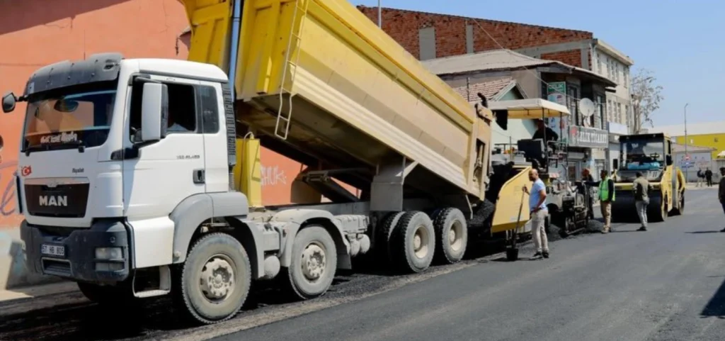 Edirne Belediyesi, Kaleiçi semtinde altyapısı tamamlanan bölgelerde asfalt serim çalışmalarına başladı. Modern yollar ve konforlu ulaşım için düğmeye basıldı.