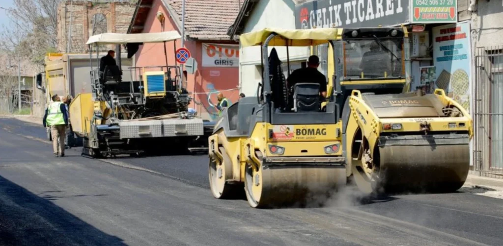 Edirne Belediyesi, Kaleiçi semtinde altyapısı tamamlanan bölgelerde asfalt serim çalışmalarına başladı. Modern yollar ve konforlu ulaşım için düğmeye basıldı.