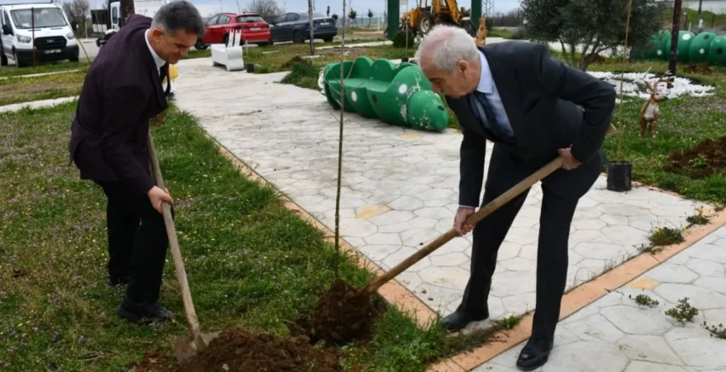 Keşan Belediyesi, Edirne'nin en büyük hayvan bakımevinde 2.950 fidanı toprakla buluşturuyor. Can dostlarımız için oluşturulan yeşil yaşam alanı hakkında detaylar haberimizde.