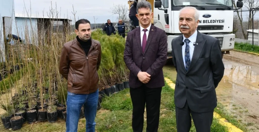 Keşan Belediyesi, Edirne'nin en büyük hayvan bakımevinde 2.950 fidanı toprakla buluşturuyor. Can dostlarımız için oluşturulan yeşil yaşam alanı hakkında detaylar haberimizde.