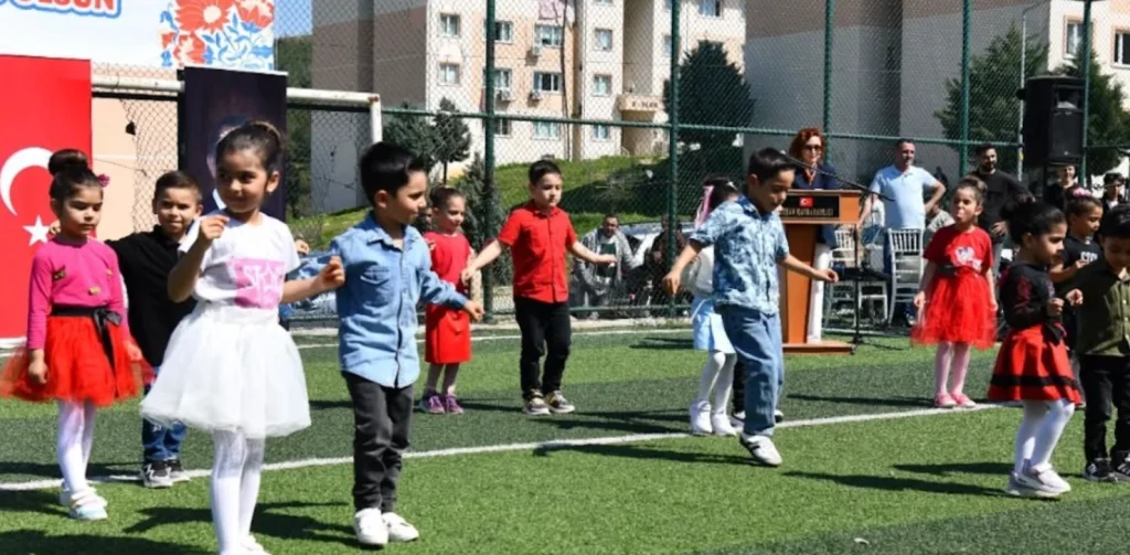 Keşan Kaymakamlığı tarafından düzenlenen 8 Nisan Dünya Romanlar Günü programı coşkuyla geçti. SODAM kursiyerlerinin gösterileri izleyenleri hayran bıraktı.