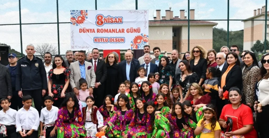 Keşan Kaymakamlığı tarafından düzenlenen 8 Nisan Dünya Romanlar Günü programı coşkuyla geçti. SODAM kursiyerlerinin gösterileri izleyenleri hayran bıraktı.