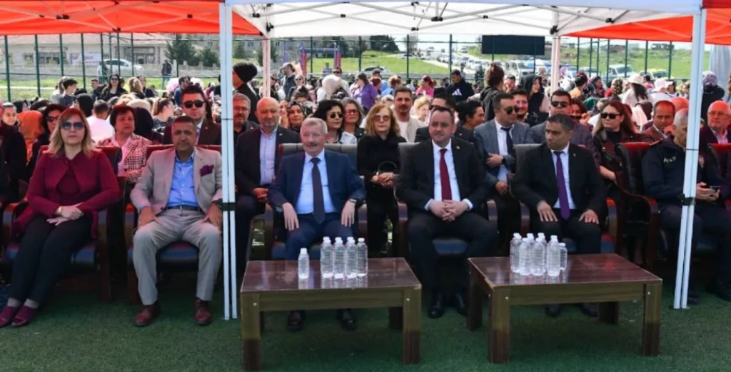 Keşan Kaymakamlığı tarafından düzenlenen 8 Nisan Dünya Romanlar Günü programı coşkuyla geçti. SODAM kursiyerlerinin gösterileri izleyenleri hayran bıraktı.