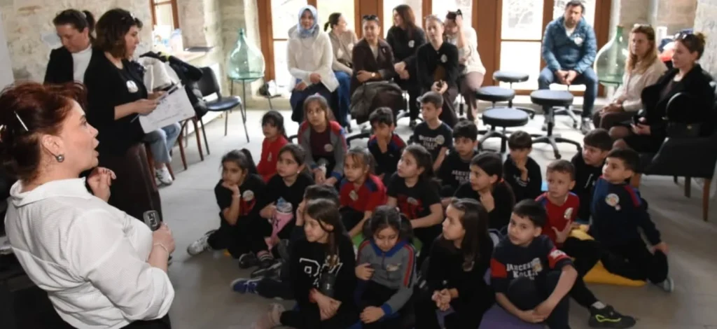 Keşan'da düzenlenen Çocuk Akademisi'nin üçüncü buluşmasında diş hekimi, psikolog ve diyetisyenler çocuklarla bir araya geldi. Sağlıklı nesiller için eğitimler sürüyor.