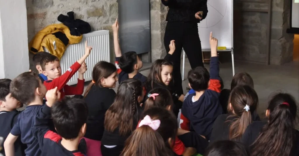 Keşan'da düzenlenen Çocuk Akademisi'nin üçüncü buluşmasında diş hekimi, psikolog ve diyetisyenler çocuklarla bir araya geldi. Sağlıklı nesiller için eğitimler sürüyor.