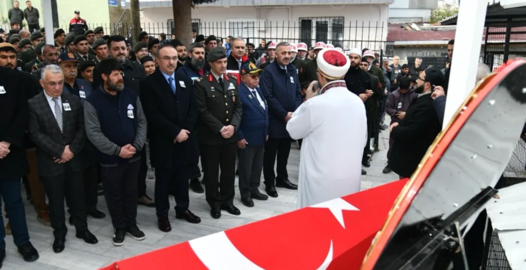 Tekirdağ Süleymanpaşa’da vefat eden Kıbrıs Gazisi Hasan Çuluak, devlet protokolü ve askeri tören eşliğinde son yolculuğuna uğurlandı. Haber detayları ve tören bilgileri burada.