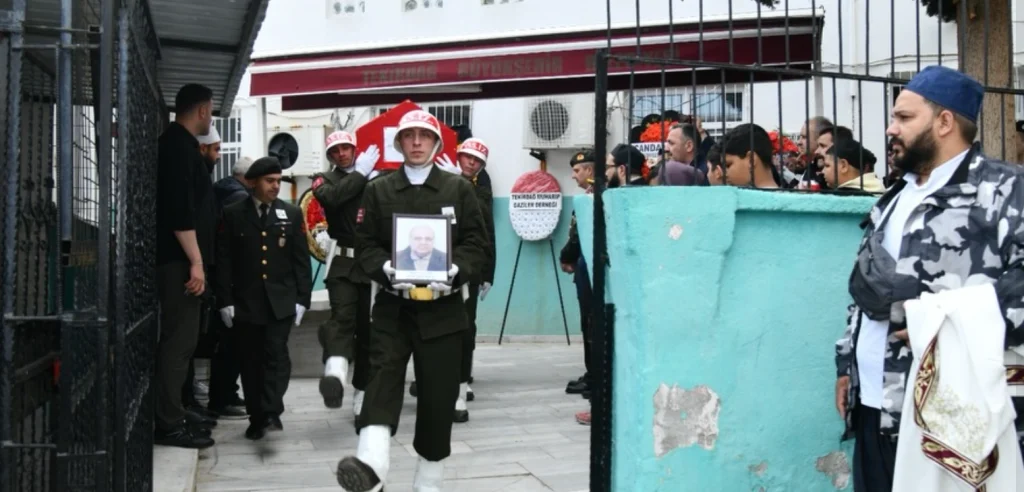 Tekirdağ Süleymanpaşa’da vefat eden Kıbrıs Gazisi Hasan Çuluak, devlet protokolü ve askeri tören eşliğinde son yolculuğuna uğurlandı. Haber detayları ve tören bilgileri burada.