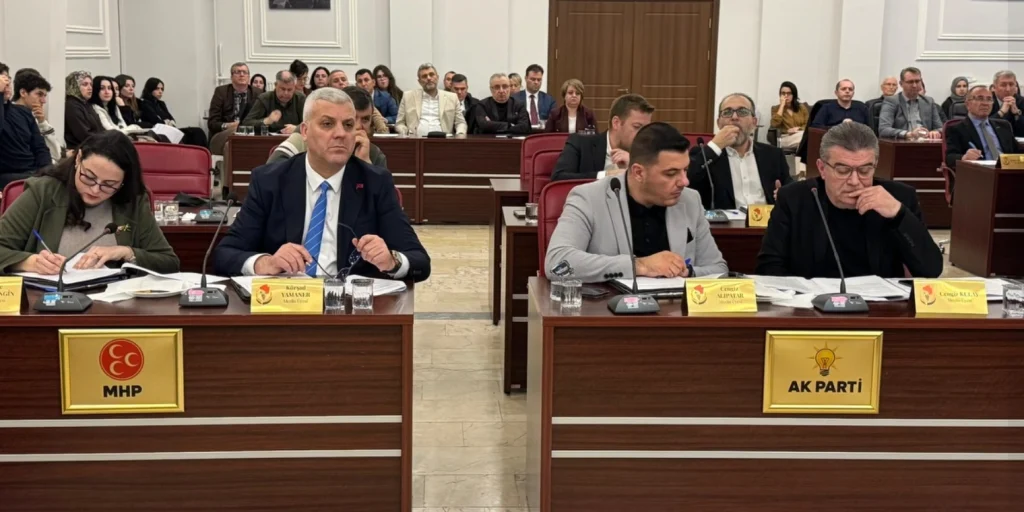 Kırklareli Belediye Meclisi Nisan ayı oturumu tamamlandı. Başkan Vekili Burak Süzülmüş başkanlığında alınan kararlar ve kentin yatırım planlarına dair detaylar haberimizde.