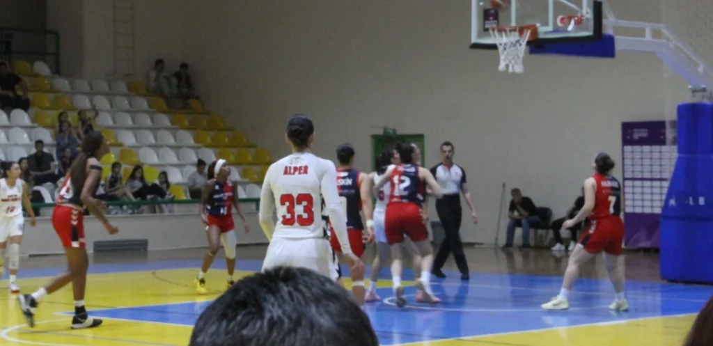 Kırklareli Belediyesi FBO Kadın Basketbol Takımı, Süper Lig yolunda yarı finale yükseldi! Aslan Yol Burhaniye Belediyespor galibiyeti sonrası İstanbul GSK rakip oldu. Detaylar haberimizde. Kırklareli Haberler