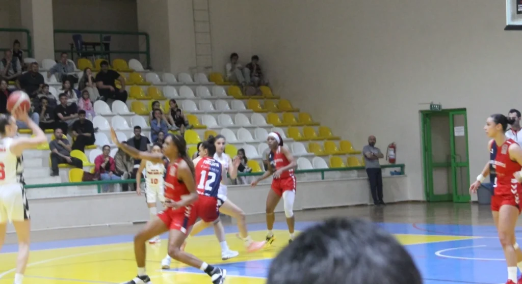 Kırklareli Belediyesi FBO Kadın Basketbol Takımı, Süper Lig yolunda yarı finale yükseldi! Aslan Yol Burhaniye Belediyespor galibiyeti sonrası İstanbul GSK rakip oldu. Detaylar haberimizde. Kırklareli Haberler