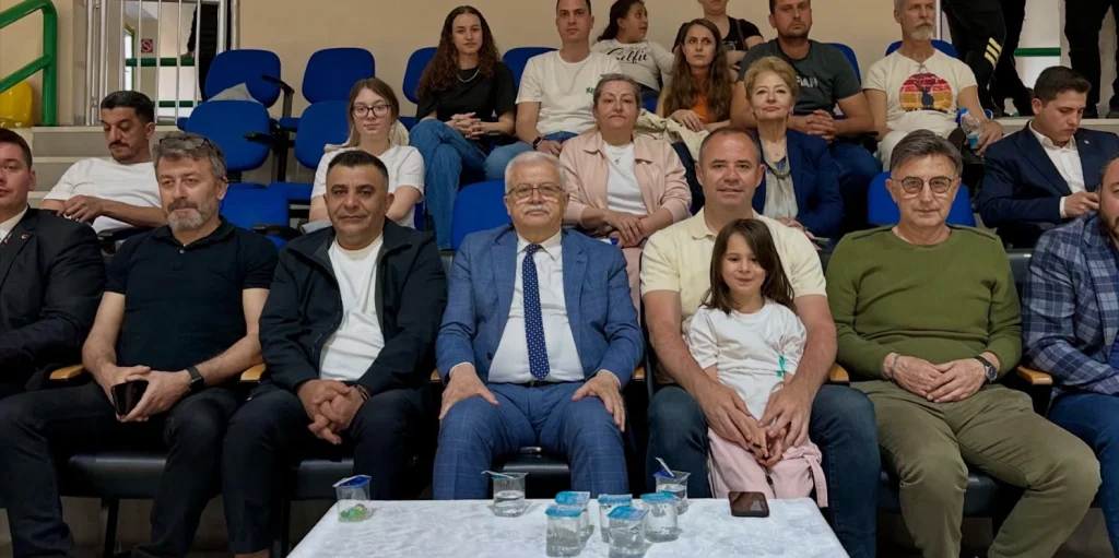 Kırklareli Belediyesi FBO Kadın Basketbol Takımı, Süper Lig yolunda yarı finale yükseldi! Aslan Yol Burhaniye Belediyespor galibiyeti sonrası İstanbul GSK rakip oldu. Detaylar haberimizde. Kırklareli Haberler