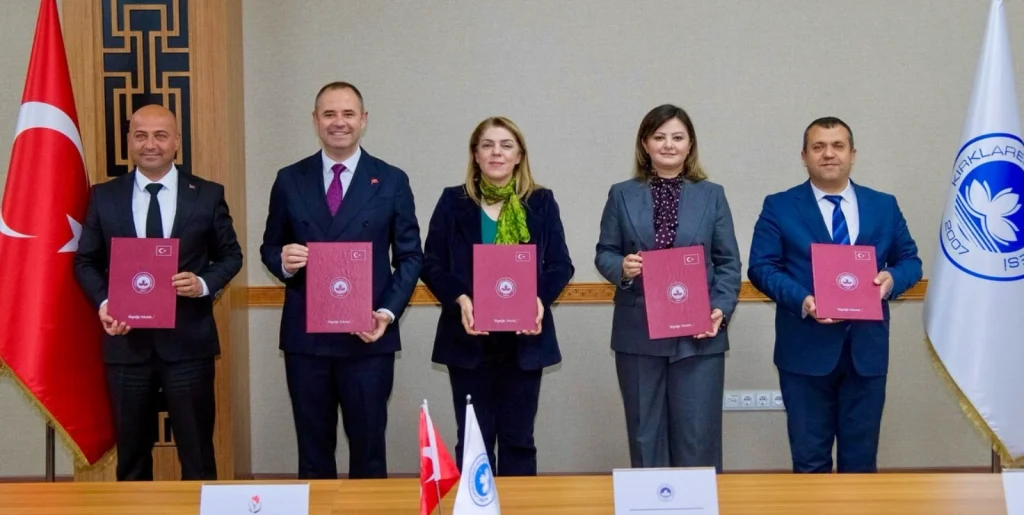 Kırklareli Üniversitesi, Kırklareli Belediyesi ve ilgili müdürlüklerin katılımıyla "İzmaritsiz Kampüs" projesi başlatıldı. Doğayı koruma ve yangın riskine karşı dev protokol.
