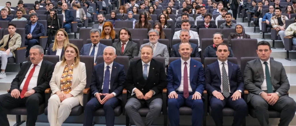 Kırklareli'de dev zirve! Dr. Egemen Bağış, Balkan diplomasisinin sırlarını Kırklareli Üniversitesi’nde anlattı. Vali Uğur Turan ve il protokolünün katıldığı programın detayları.