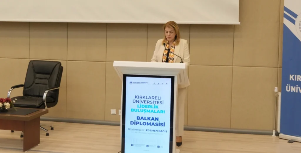 Kırklareli'de dev zirve! Dr. Egemen Bağış, Balkan diplomasisinin sırlarını Kırklareli Üniversitesi’nde anlattı. Vali Uğur Turan ve il protokolünün katıldığı programın detayları.