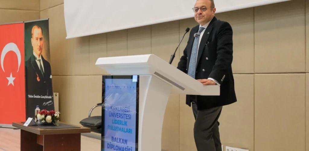 Kırklareli'de dev zirve! Dr. Egemen Bağış, Balkan diplomasisinin sırlarını Kırklareli Üniversitesi’nde anlattı. Vali Uğur Turan ve il protokolünün katıldığı programın detayları.