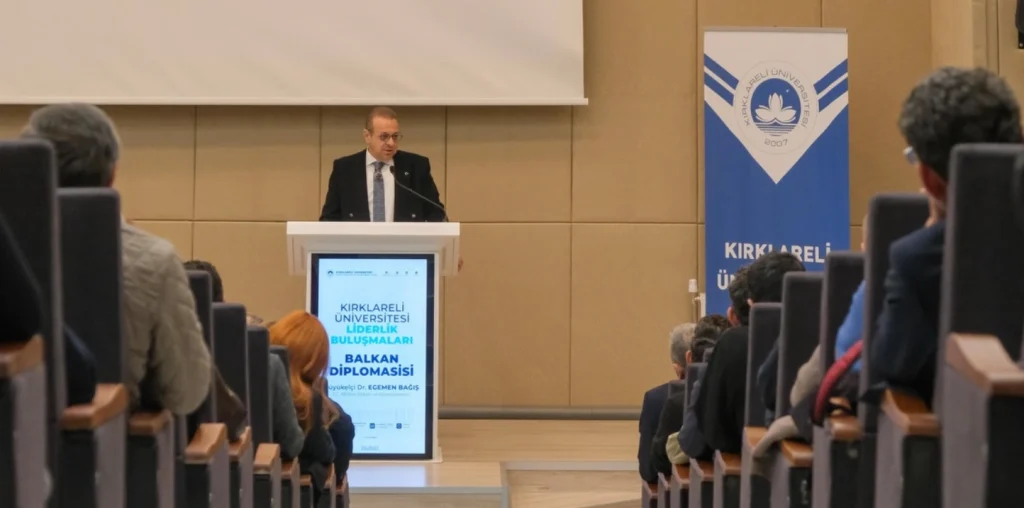 Kırklareli'de dev zirve! Dr. Egemen Bağış, Balkan diplomasisinin sırlarını Kırklareli Üniversitesi’nde anlattı. Vali Uğur Turan ve il protokolünün katıldığı programın detayları.