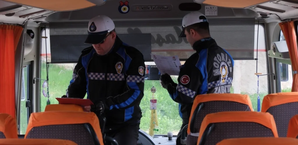 Kırklareli'de öğrenci güvenliği için okul servisleri denetlendi! Belediye, emniyet ve milli eğitim ekiplerinin ortak operasyonunda evrak ve teknik kontroller yapıldı. Tavizsiz denetimler sürecek.