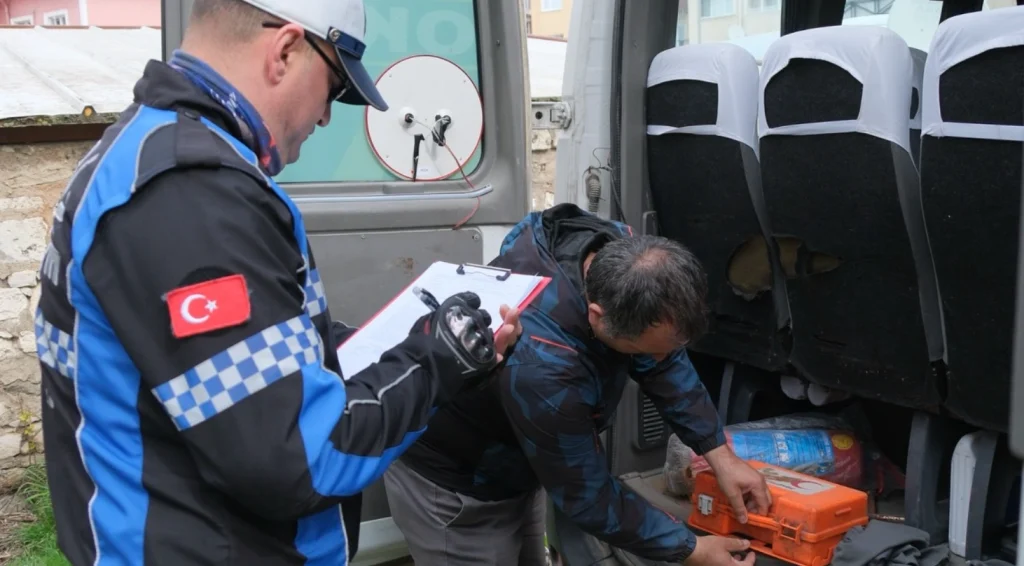 Kırklareli'de öğrenci güvenliği için okul servisleri denetlendi! Belediye, emniyet ve milli eğitim ekiplerinin ortak operasyonunda evrak ve teknik kontroller yapıldı. Tavizsiz denetimler sürecek.