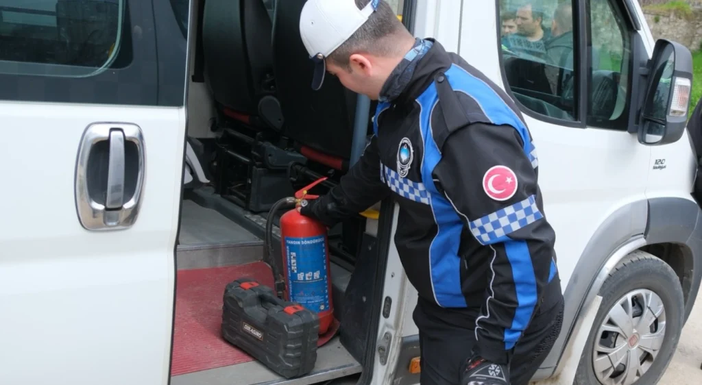 Kırklareli'de öğrenci güvenliği için okul servisleri denetlendi! Belediye, emniyet ve milli eğitim ekiplerinin ortak operasyonunda evrak ve teknik kontroller yapıldı. Tavizsiz denetimler sürecek.