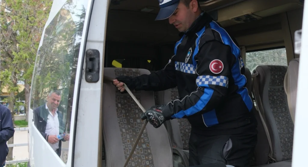 Kırklareli'de öğrenci güvenliği için okul servisleri denetlendi! Belediye, emniyet ve milli eğitim ekiplerinin ortak operasyonunda evrak ve teknik kontroller yapıldı. Tavizsiz denetimler sürecek.