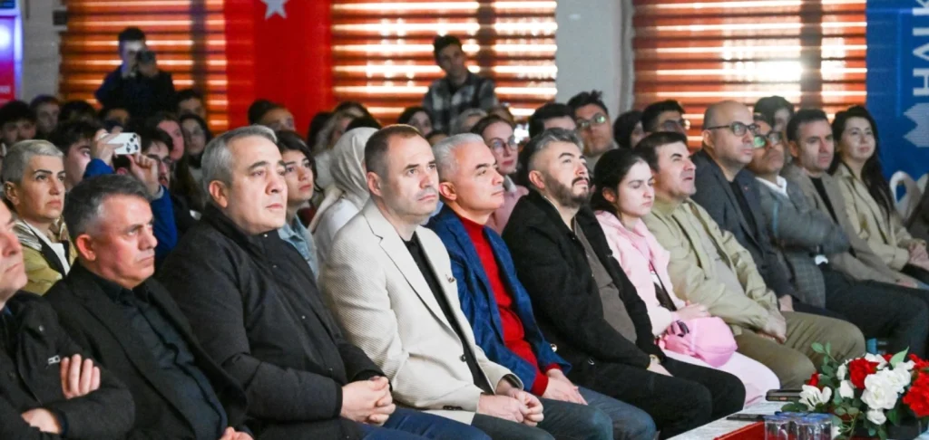 Kırklareli'nde "Firavunla Yüz Yüze" tiyatro rüzgarı esti! Mehmet Akif Ersoy'un ölümsüz eseri Safahat'tan uyarlanan oyunun detayları ve geceden notlar haberimizde.