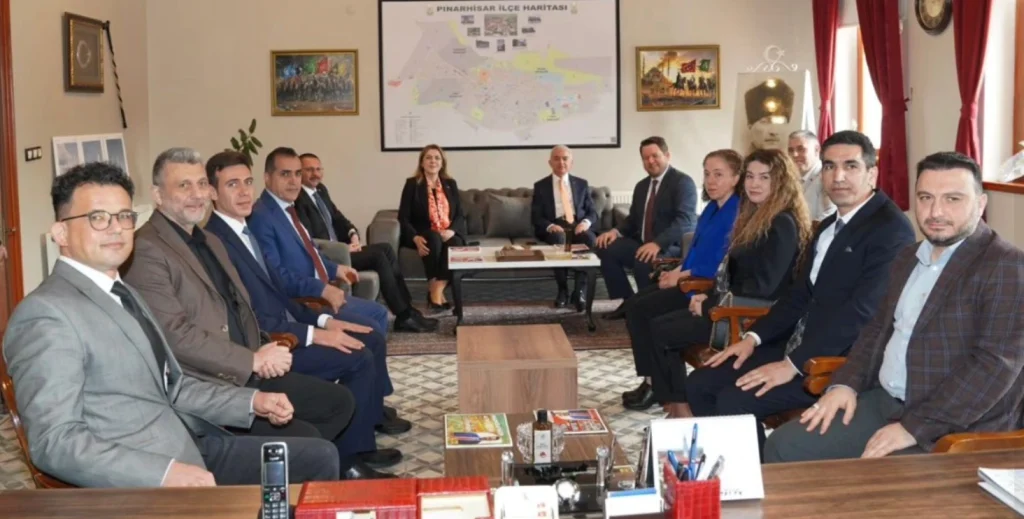 Kırklareli protokolü Pınarhisar Belediyesi'nde buluştu. Vali Uğur Turan ve Rektör Rengin Ak'ın katılımıyla ilçenin gelişim ve eğitim vizyonu değerlendirildi. Detaylar haberimizde.