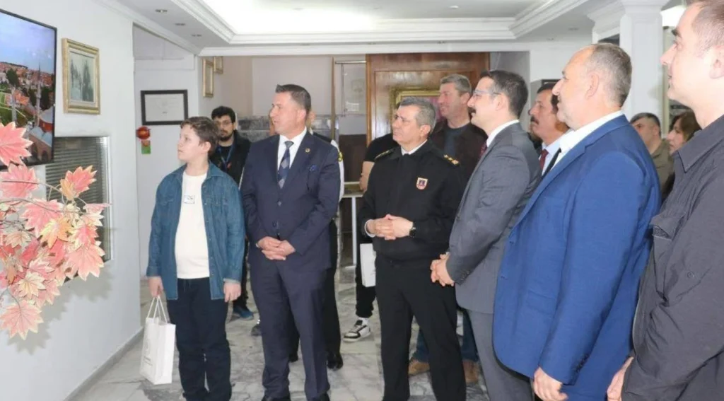 Lalapaşa Belediye Başkanı Zafer Sezgin Geldi ve Kaymakam Bahadır Yılmaz, başarılı öğrencilerle Ankara turuna katıldı. Anıtkabir ziyareti ve Tümgeneral Ersel Özer buluşmasının detayları haberimizde.