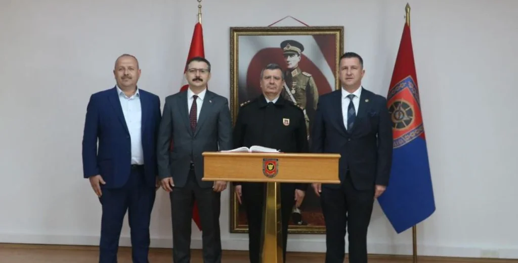Lalapaşa Belediye Başkanı Zafer Sezgin Geldi ve Kaymakam Bahadır Yılmaz, başarılı öğrencilerle Ankara turuna katıldı. Anıtkabir ziyareti ve Tümgeneral Ersel Özer buluşmasının detayları haberimizde.