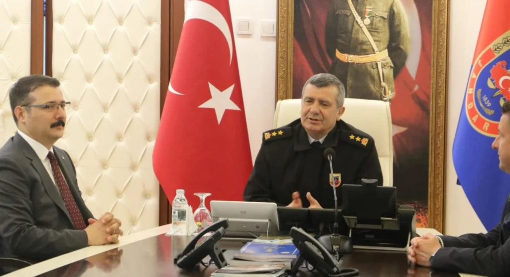 Lalapaşa Belediye Başkanı Zafer Sezgin Geldi ve Kaymakam Bahadır Yılmaz, başarılı öğrencilerle Ankara turuna katıldı. Anıtkabir ziyareti ve Tümgeneral Ersel Özer buluşmasının detayları haberimizde.